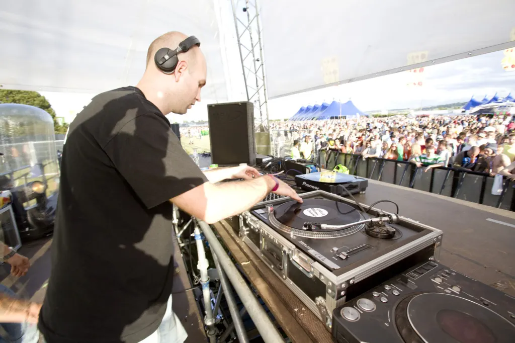 Festivalgoers and atmosphere at Global Gathering 2009